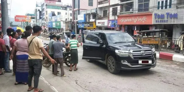 မူဆယ်မြို့လယ်ခေါင်မှာ ပြည်သူ့စစ် ၂ဦး ပစ်ခတ်ခံရ၊ အခုအပစ်ခံရတဲ့နေရာဟာ မနေ့က ဗုံးဖောက်ခွဲခံခဲ့ရတဲ့ မူဆယ်မြို့လယ်ခေါင် မီးပွိုင့်အနီးမှာဖြစ်ပါတယ်။