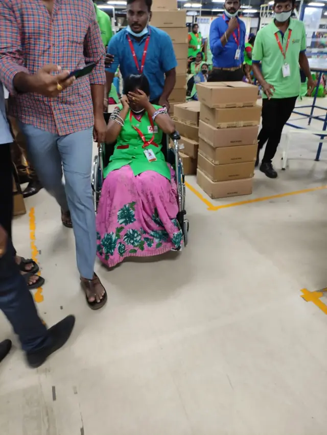ఓ దుస్తుల కంపెనీలో గ్యాస్ లీక్ కారణంగా అస్వస్థతకు గురైన మహిళ