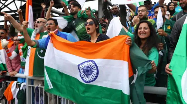 भारत और पाकिस्तान के क्रिकेट प्रशंसक (फ़ाइल फोटो)