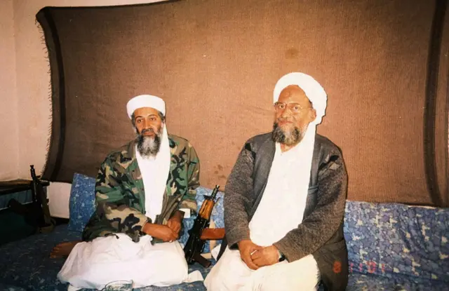 تولى الظواهري (يمين) قيادة القاعدة في أعقاب مقتل أسامة بن لادن (يسار)