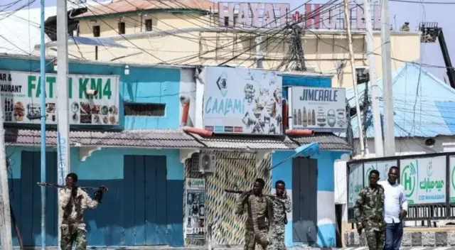 Ndị ọrụ nchekwa Somalia nọ n'ọrụ nchekwa n'ogige ụlọ ndịna Hyat Hotel