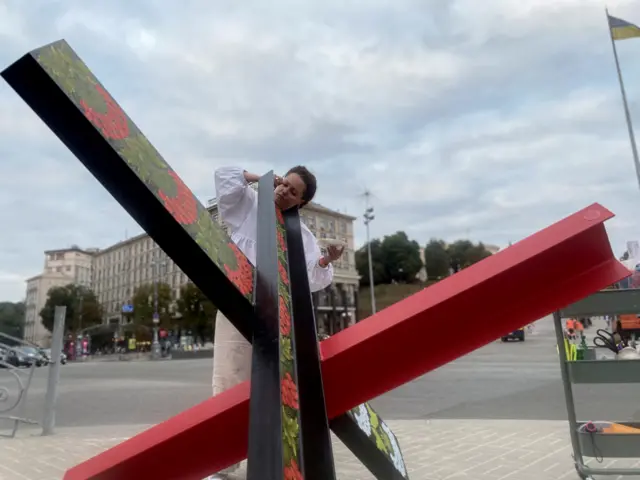 У Києві також виставили розмальовані традиційним орнаментом протитанкові їжаки