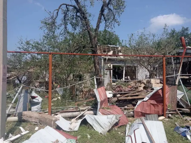 По словам Кима, под обстрел попала жилая пятиэтажка и частные дома.
