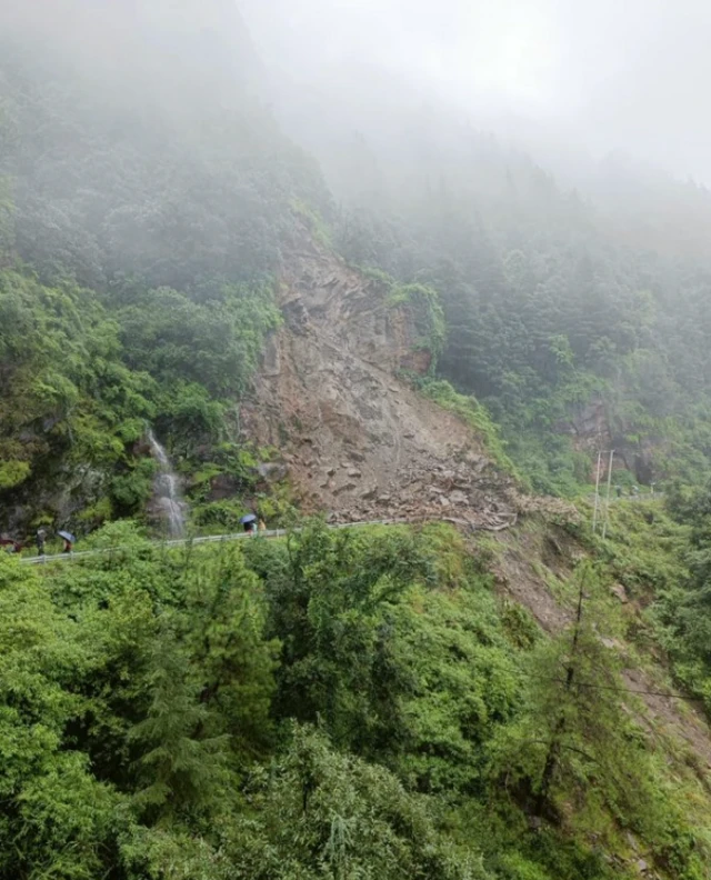 హిమాచల్‌లో సిమ్లా రహదారిలో విరిగిపడ్డ కొండచరియలు