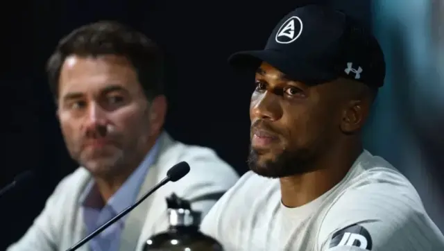Anthony Joshua na onye na-arụrụ ya ọrụ mgbasaozi bụ Eddie Hearn zara ajụjụ so ya.