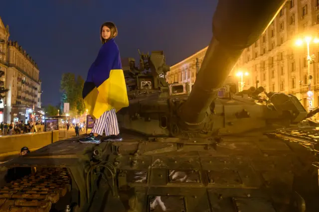 В Киеве на Крещатике провели выставку подбитой в боях и захваченной в качестве трофеев российской бронетехники