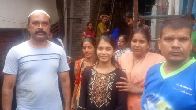 Tangu Pooja arejee nyumbani, majirani zake wamekuwa wakiingia kumlaki