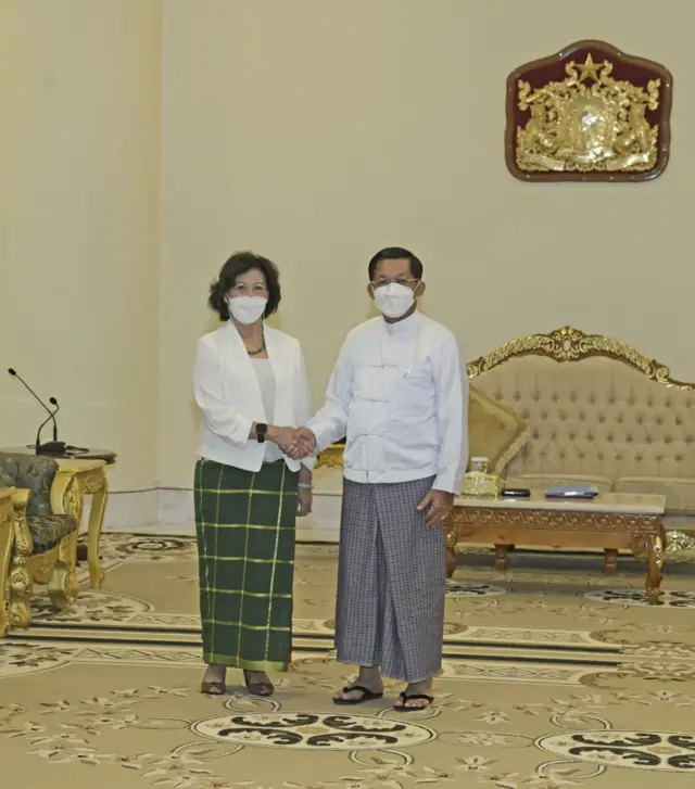 စစ်ခေါင်းဆောင်နဲ့ နိုလင်းဟေဇာတို့တွေ့ဆုံမှု
