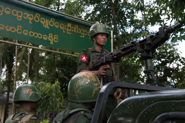မောင်တောမှာ စစ်တပ်က စစ်ရေးပြင်ဆင်နေတယ်လို့လည်း အေအေက ပြောပါတယ်(ပုံဟောင်း)