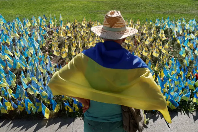 Житель Киева около мемориала