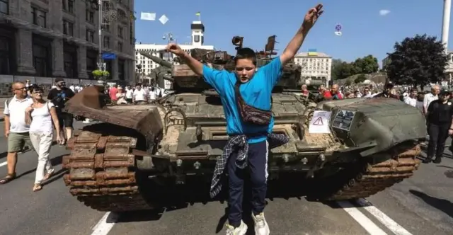 A na-egosipụta ụgbọala agha ndịagha Rọshịa mebiri na Kyiv, iji mee ncheta ụbọchị nnwereonwe Ukraine