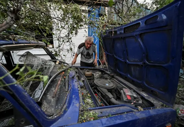 Пострадавшая от взрыва машина