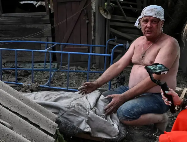 Отец погибшего ребенка говорит с журналистами