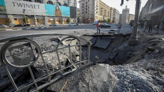Воронка в центре Харькова