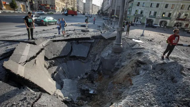 Воронка в центре Харькова
