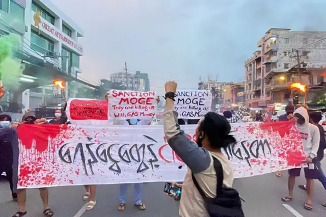 မြန်မာ့ရေနံနဲ့သဘာဝဓာတ်ငွေ့လုပ်ငန်းကို ပိတ်ဆို့မှုလုပ်ဖို့ ကန် အထက်လွှတ်တော်အမတ်တွေ စုပေါင်း တောင်းဆို