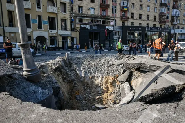 воронка после удара ракетой по Харькову 27 августа