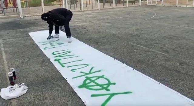 музыкант якутской панк-группы Crispy Newspaper Айхал Аммосов