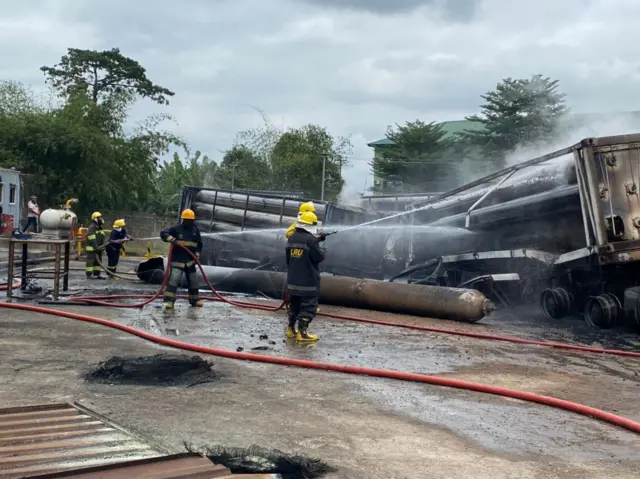 Ndị ọrụ mmenyụ ọkụ emeyụọla ọkụ a ugbua.