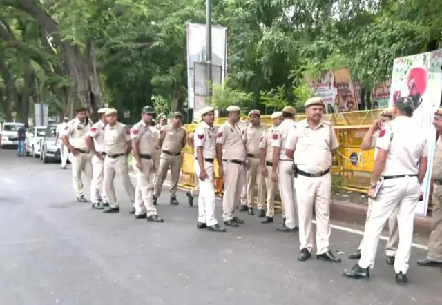 కాంగ్రెస్ కార్యాలయం వద్ద దిల్లీ పోలీసులు