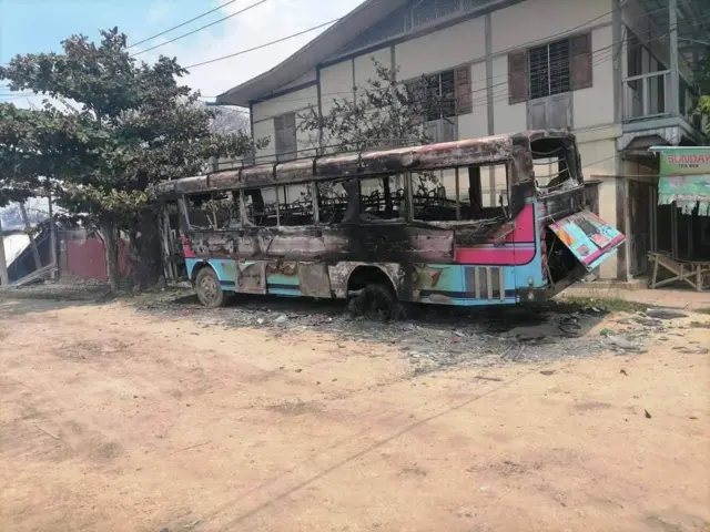 တင်းတိမ်ရံစျေးအပြင် နေအိမ်နဲ့ ယာဥ်တွေပါ မီးရှို့ခံရတယ်လို့ ဒေသခံတွေကပြောပါတယ်။