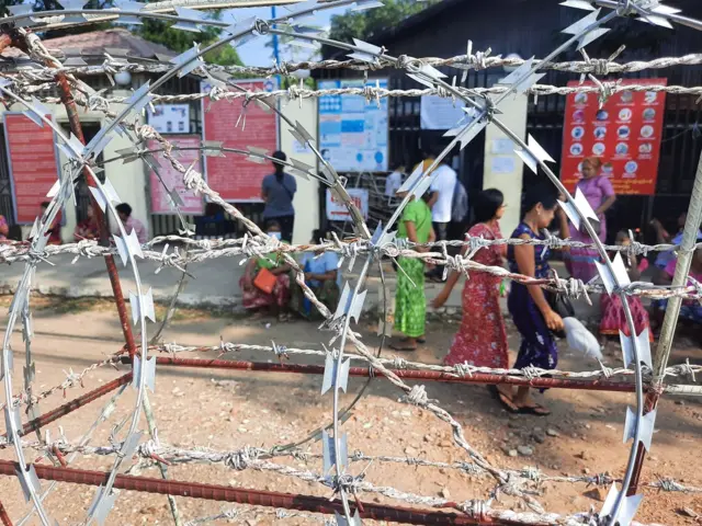 အင်းစိန်ထောင်ရှေ့ဖြတ်သန်းသွားလာနေကြသူတွေ(ပုံဟောင်း)