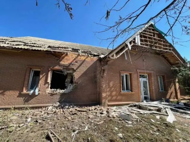 Пострадавшее здание в Славянске