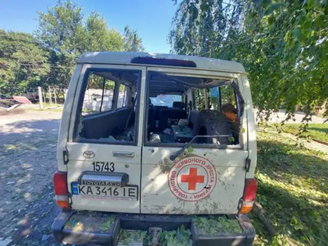Пострадавшая машина Красного Креста