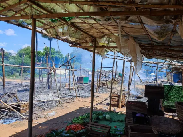 ပစ်ခတ်မှုအပြီး မနေ့မနက် ကိုးနာရီခွဲခန့်မှာ ယာယီစျေး မီးရှို့ခံခဲ့ရတယ်လို့ မြို့ခံတွေက ပြောပါတယ်။