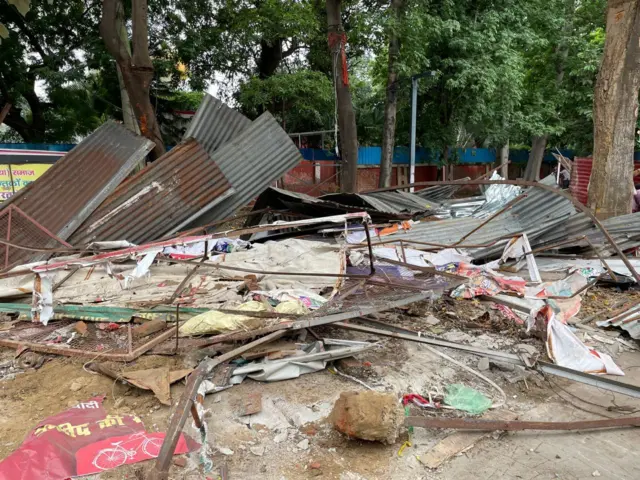 सपा दफ़्तर के बाहर की तस्वीर