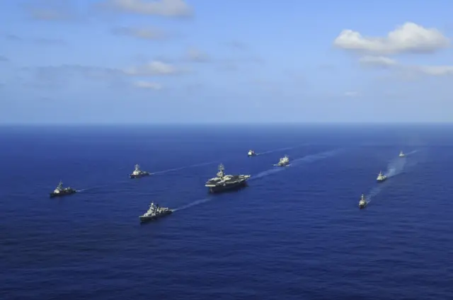 Tàu sân bay USS Ronald Reagan và nhóm tác chiến