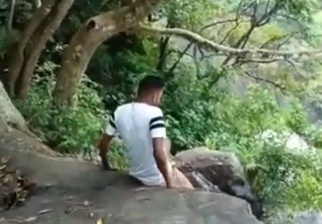 அருவியில் போட்டோவுக்கு போஸ் கொடுத்த இளைஞர் மாயம்
