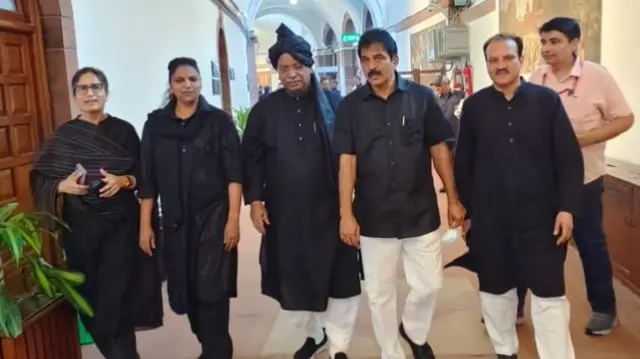 నల్లని దుస్తుల్లో కాంగ్రెస్ ఎంపీలు