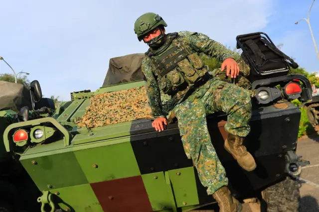 ताइवान की सेना अभ्यास करती हुई