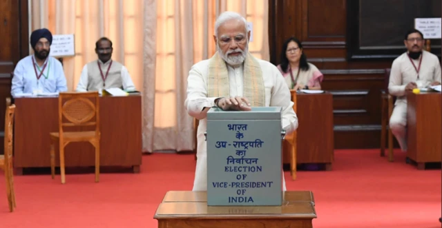 उपराष्ट्रपति चुनाव के लिए वोट डालते पीएम मोदी