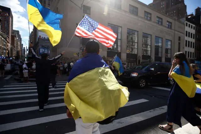 Украинский и американский флаги