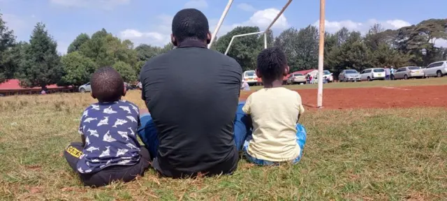 Kenyan voter carry im children go witness di election