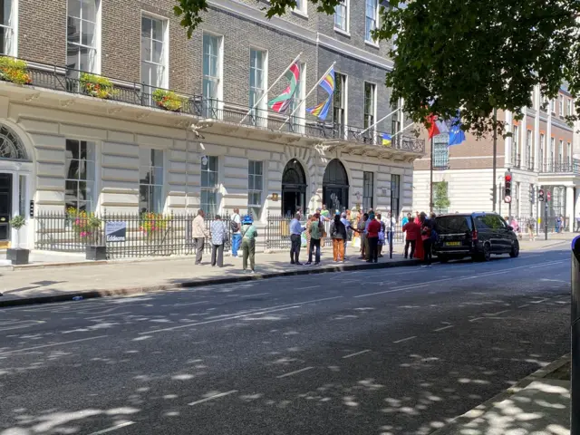 ኬንያውያን በለንደን በሚገኘው የኬንያ ከፍተኛ ኮሚሽን ተገኝተው ድምጽ እየሰጡ ነው