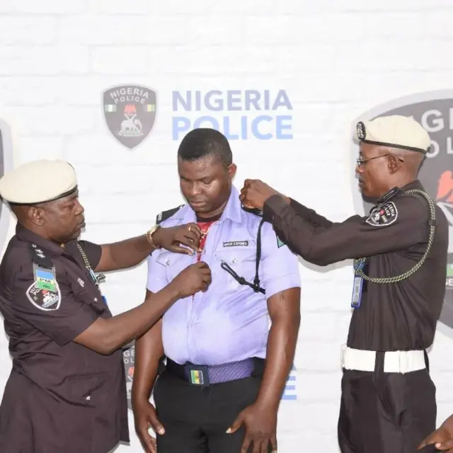 Police dismiss officer wey flog pesin wit machete