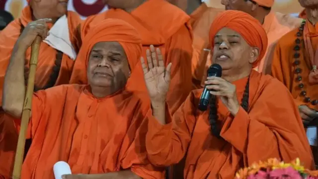 डॉ. शिवमूर्ति मुरुगा शरणरु (दाएं)