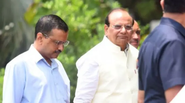 दिल्ली के उप-राज्यपाल विनय सक्सेना के साथ मुख्यमंत्री अरविंद केजरीवाल