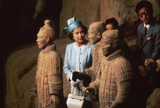 Boqoradda oo eegeysay taallooyinka ciidamada Terracotta xilli ay booqasho ku tegtay Shiinaha sanadkii 1986.