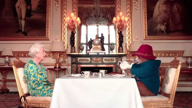 Ảnh chụp màn hình Nữ hoàng và chú gấu Paddington Bear