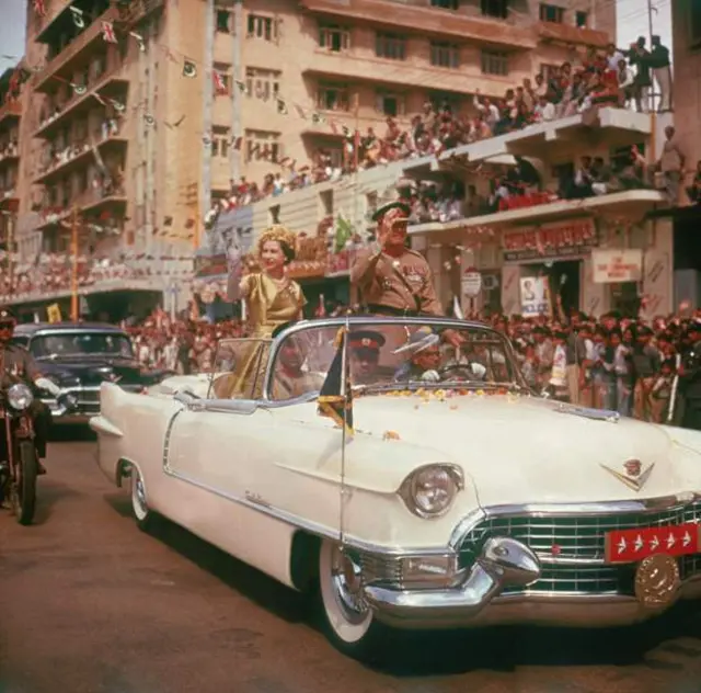 Boqorad Elizabeth II oo baabuur saarneyd xilli ay mareysay waddooyin ku yaalla magaalada Karachi xilli booqashadeedii labaad ay ku mareysay Pakistan.