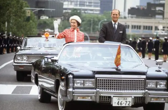 Queen Elizabeth iyo Prince Philip gudaha magaalada Tokyo xilli ay boqoradda booqatay Japan sanadkii 1975