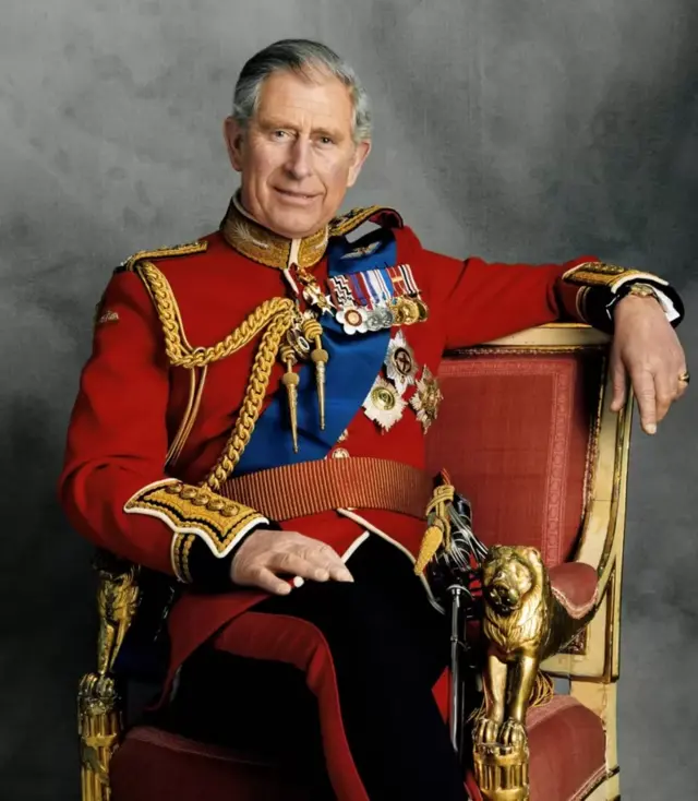 Charles đã trở thành Vua vào thời điểm mà thái độ của công chúng đối với hoàng gia đang dần thay đổi