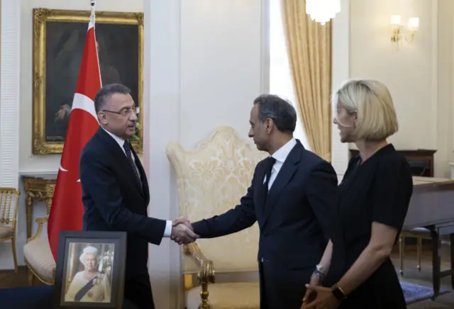 Fuat Oktay Kraliçe'nin anısına açılan defteri imzaladı