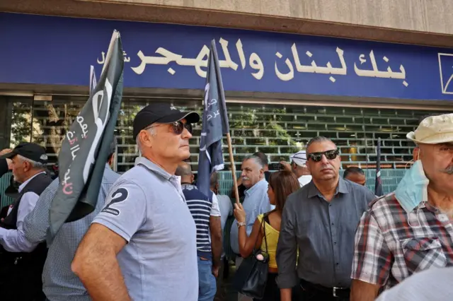 بعد از پایان گروگانگیری، عده‌ای در اعتراض به سیاست کنترل پول نقد در لبنان در برابر این بانک تجمع کردند