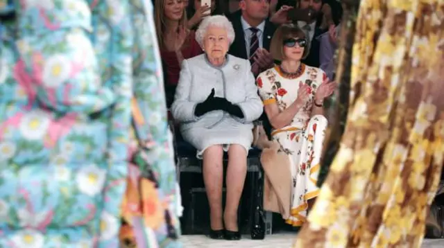 Елизавета II и главный редактор Vogue Анна Винтур в первом ряду на Лондонской неделе моды в 2018 году