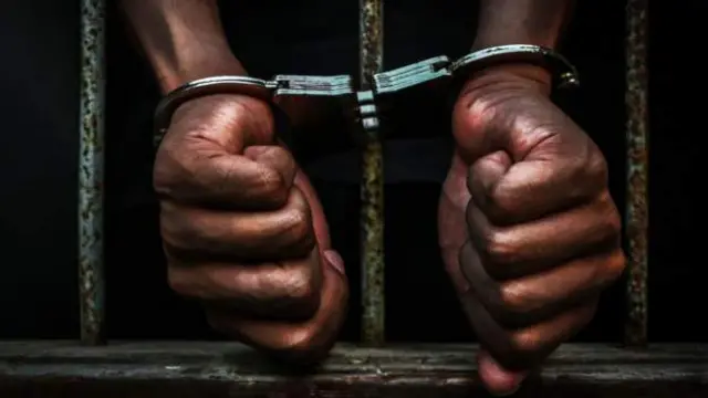 Pesin dey wia handcuffs